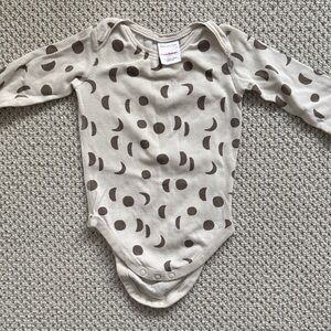 Hanna Andersson Moon Print Long Sleeve Baby Onesie